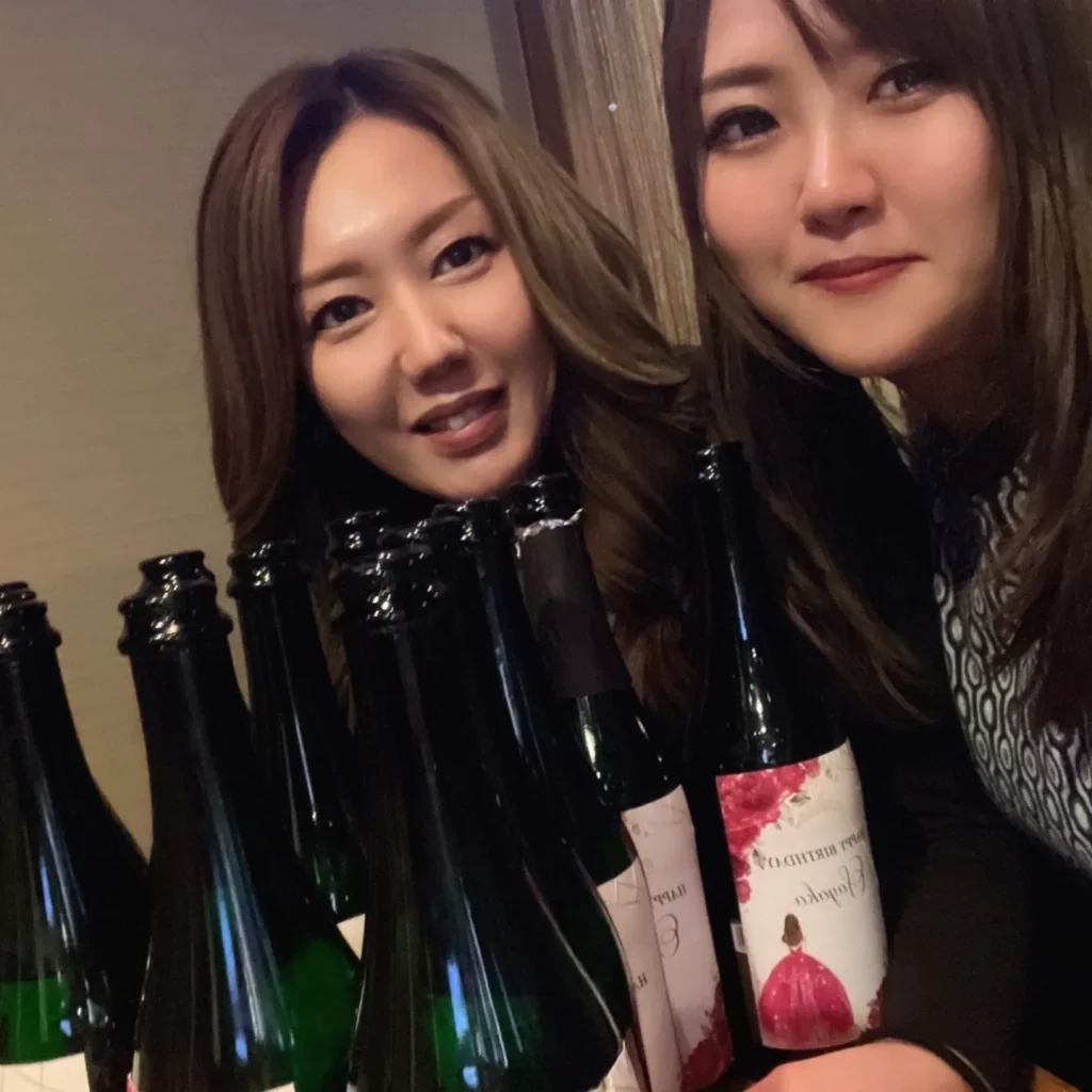 さやかです☺ 4月28日はお誕生日祝いありがとうございました🙋 色んなサプライズがありとても嬉しかったです。 約1年半前に8Smileで働く事になり最初は不安で いっぱいでしたがここまでこれました。 これも、周りの方々達のおかげだと思っております。 ボスをはじめ、スタッフの女の子達、そして8Smileを ご贔屓にしてくれるお客様に支えられた結果です。 今回の事を含め、日々私は周りの人に恵まれて支えられ ているなと実感しました。 レベル41にはなりましたが頑張っていくつもりなので これからも温かい目で見守って下さい❤ みんなだーいすき❣️ THANK YOU😘
