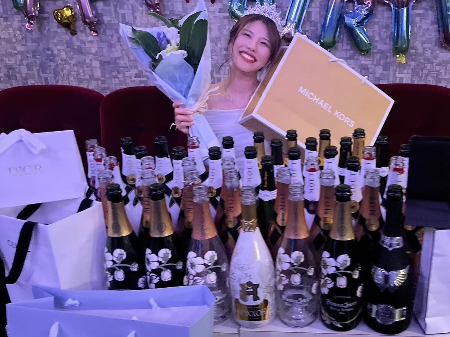 . 8月29日（金）、30日（土） チーママややかちゃん Birthday イベント🫶🏻&acute;- . 2日間たくさんのお祝いに足を運んでいただき ありがとうございました🧡 たくさんのお酒に囲まれて素敵な2日間でした🥂✨ . これからもAZのチーママややかちゃんを よろしくお願いいたします ⸜🙌🏻⸝&zwj; . #亀戸 #錦糸町 #東京 #江東区 #墨田区 #キャバクラ #スナック #ラウンジ #飲み #Birthday #イベント